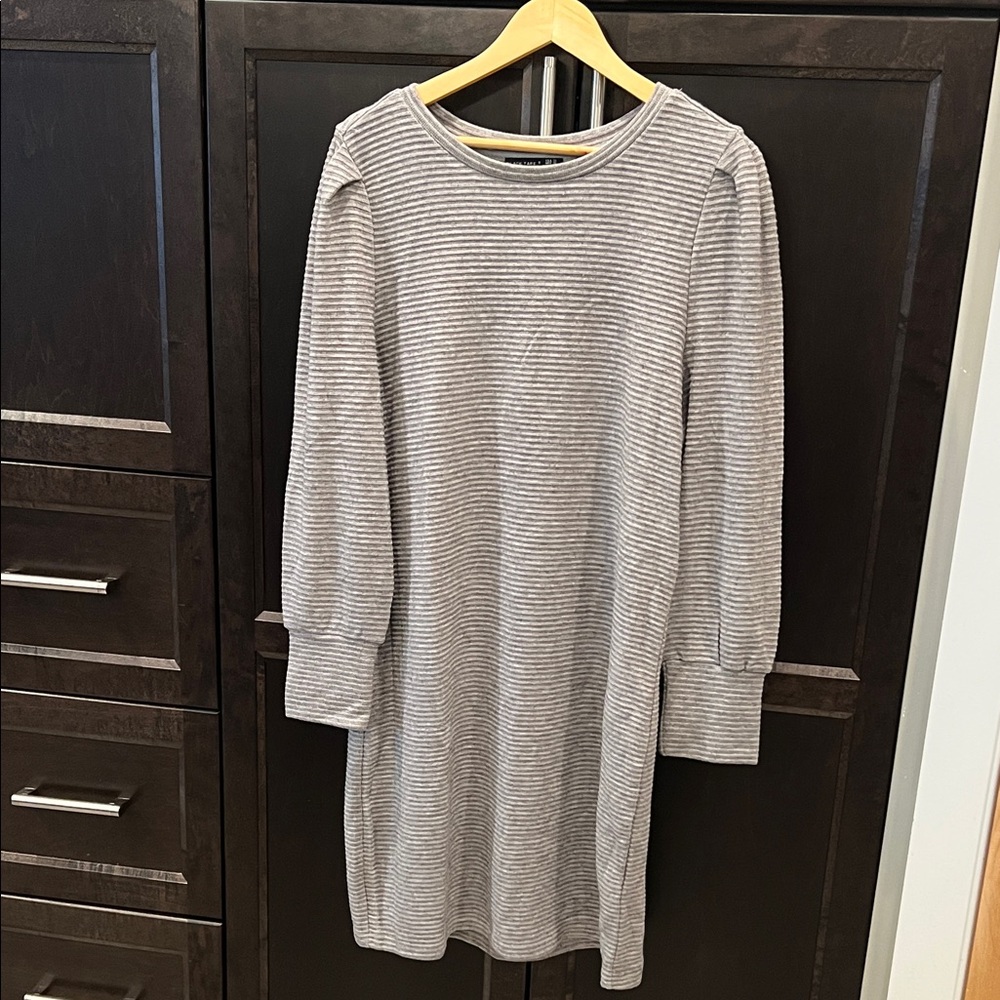 Black Tape Gray Striped Long Sleeve Dress
Dex
NWT